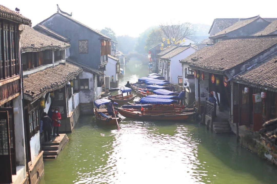 1月18日,江西赣州,草莓摊主起争执,互投掷草莓